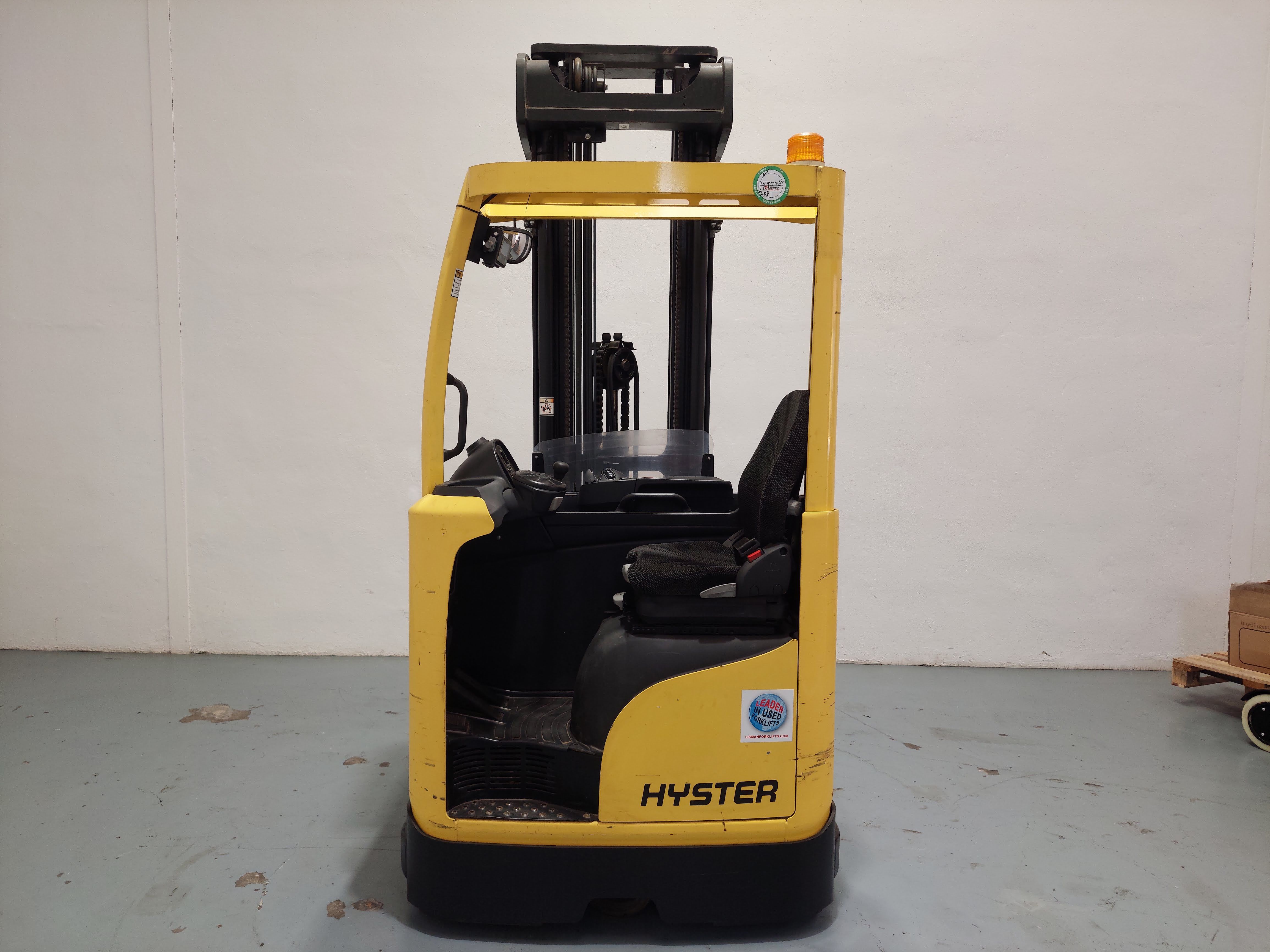 carretilla retractil conductor sentado de la marca hyster